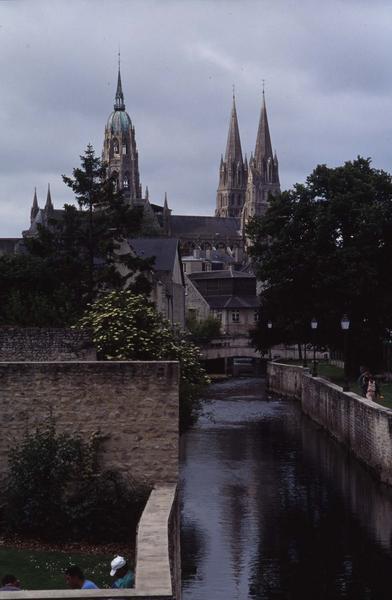 Vue éloignée sur la cathédrale depuis un canal