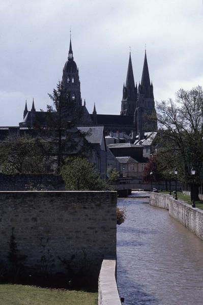 Vue éloignée sur la cathédrale depuis un canal