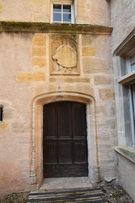 cour intérieure, porte d’accès à la tourelle d’escalier