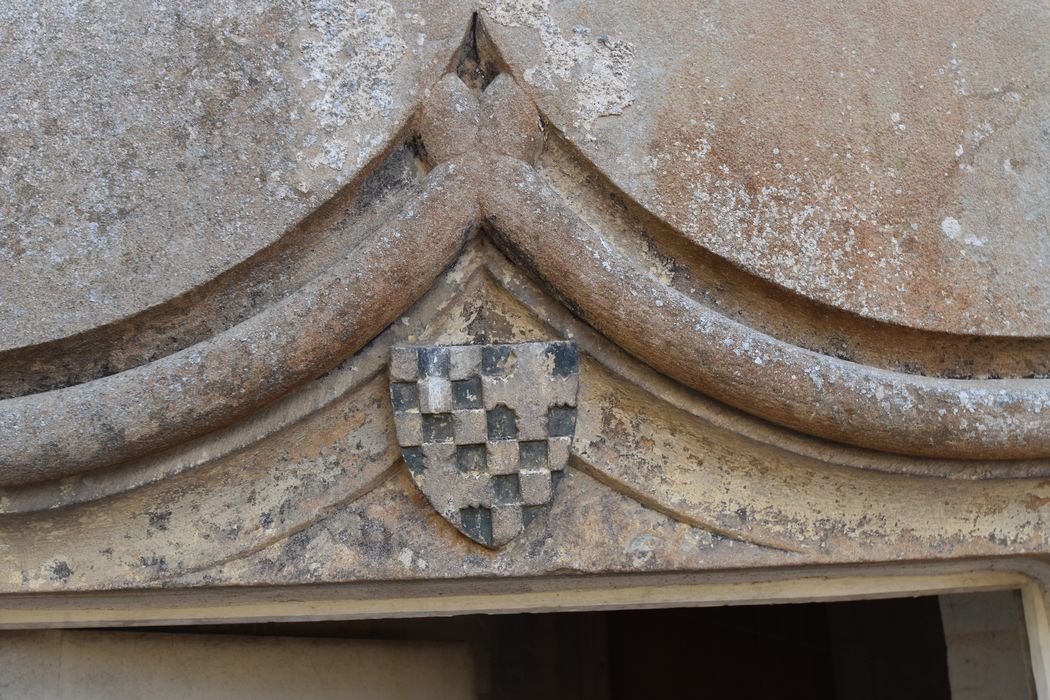 façade ouest, tourelle d’escalier, détail du tympan armorié au-dessus de la porte d’accès