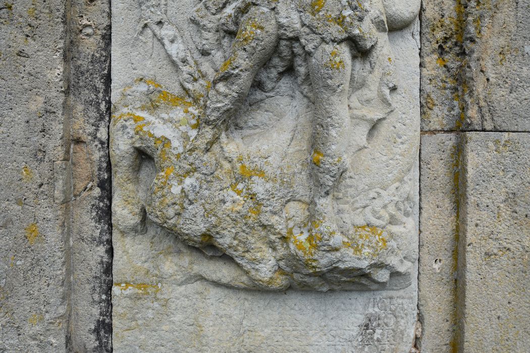 face sud, bas-relief : Saint Michel terrassant de dragon, détail