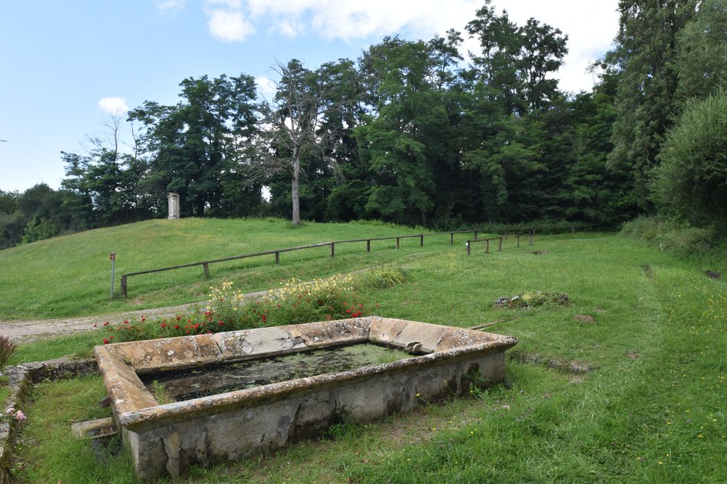 vue générale de l’édicule dans son environnement depuis le Sud-Est, le lavoir au premier plan