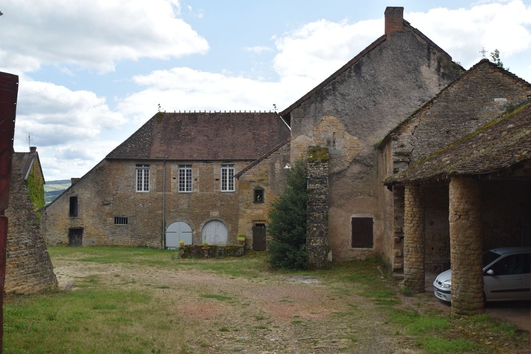 cour intérieure, vue partielle des bâtiments depuis le Nord