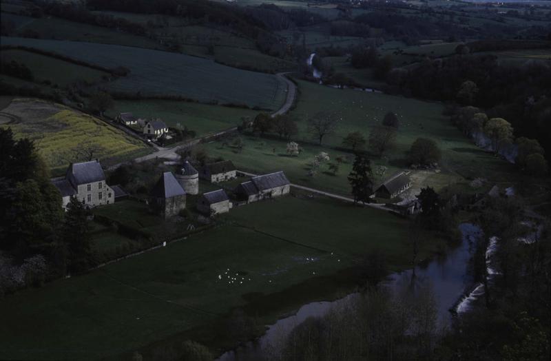 Vue éloignée sur les bâtiments dans la vallée de la Sarthe