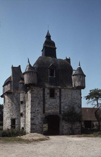 Tour-porche fortifiée