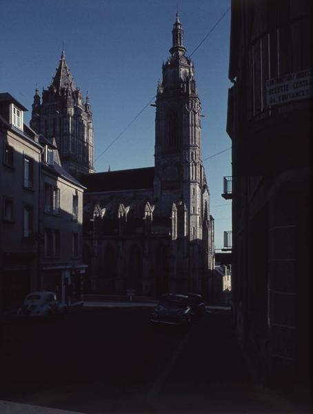 Clocher et tour-lanterne, côté nord depuis une rue