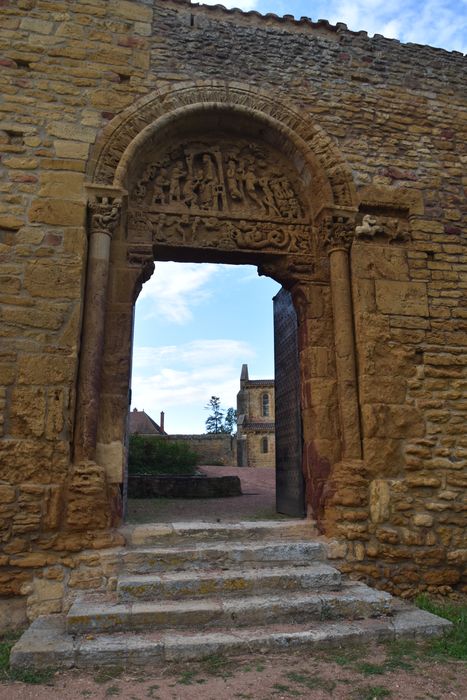 portail d’accès sud à la cour intérieure