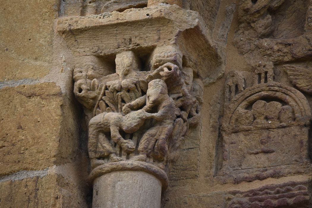 portail d’accès sud à la cour intérieure, détail d’un chapiteau sculpté