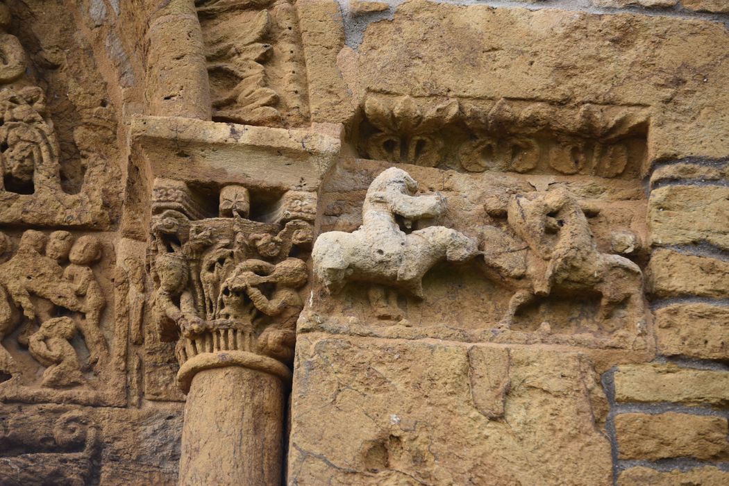 portail d’accès sud à la cour intérieure, détail d’un chapiteau sculpté et d’un bas-relief