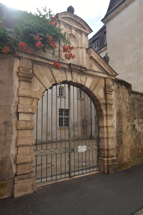 portail d’accès ouest sur rue à la cour intérieure