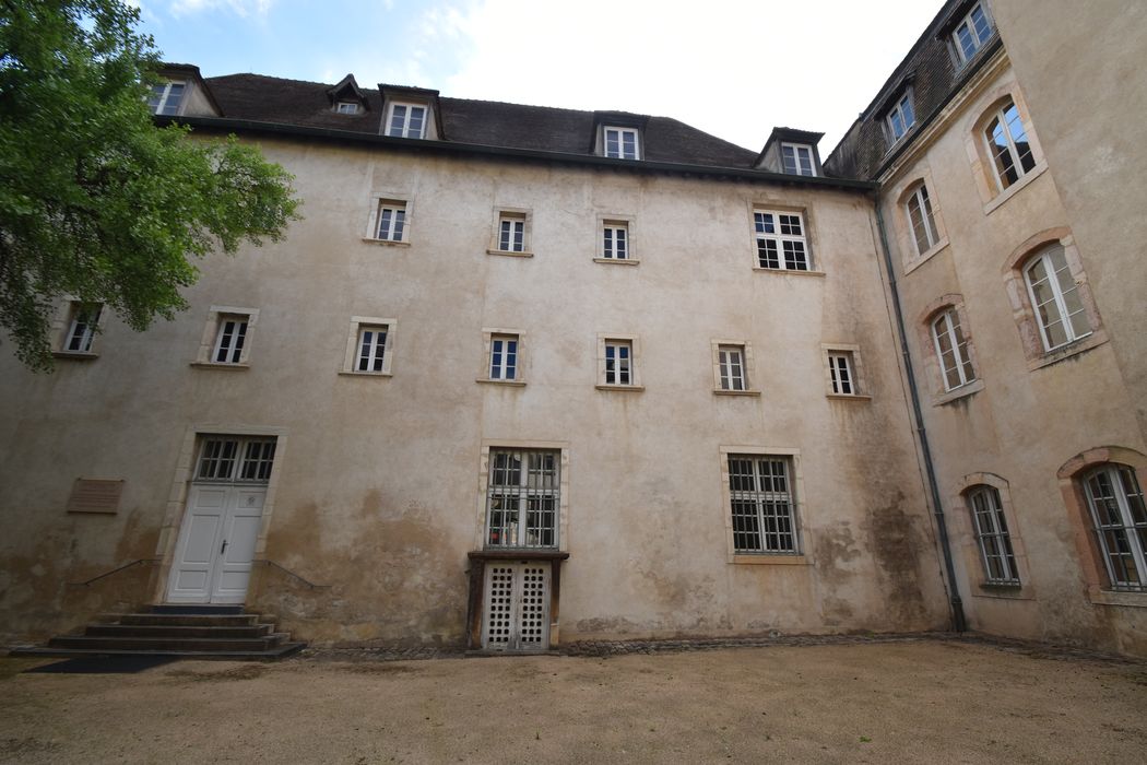 façade ouest sur la cour intérieure