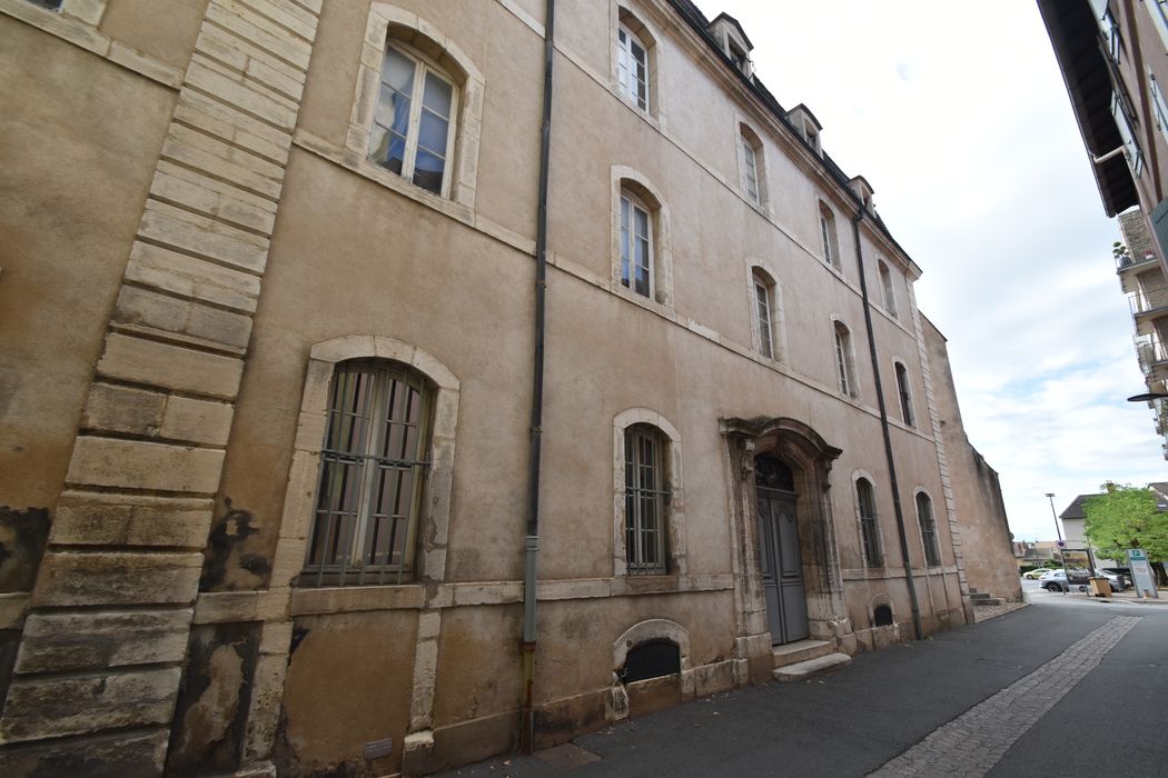 façade ouest sur la rue des Ursulines