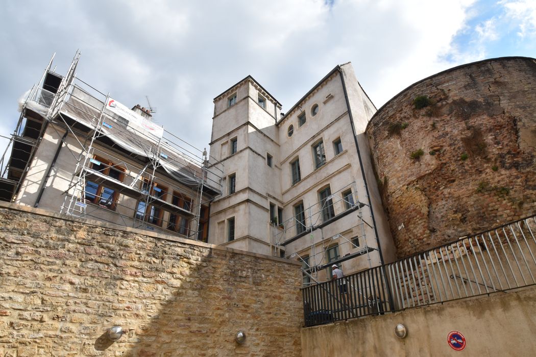 vue partielle des façades sur cour et de la tour gallo-romaine depuis la rue Paradis