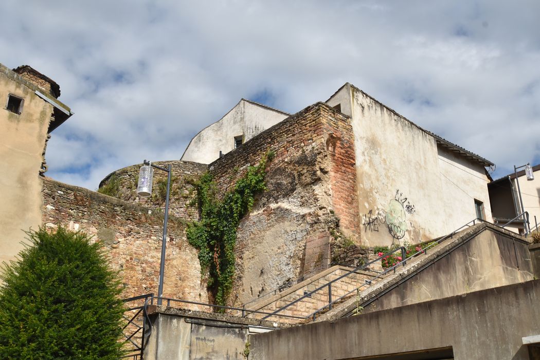 vue partielle des façades postérieures de la tour gallo-romaine depuis la rue Rochette