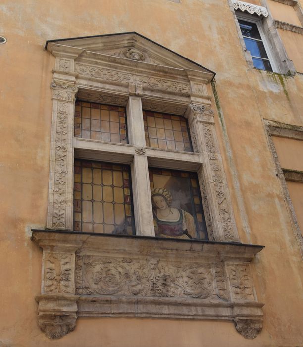 façade sur la rue Saint-Nizier, détail de la fenêtre à meneau