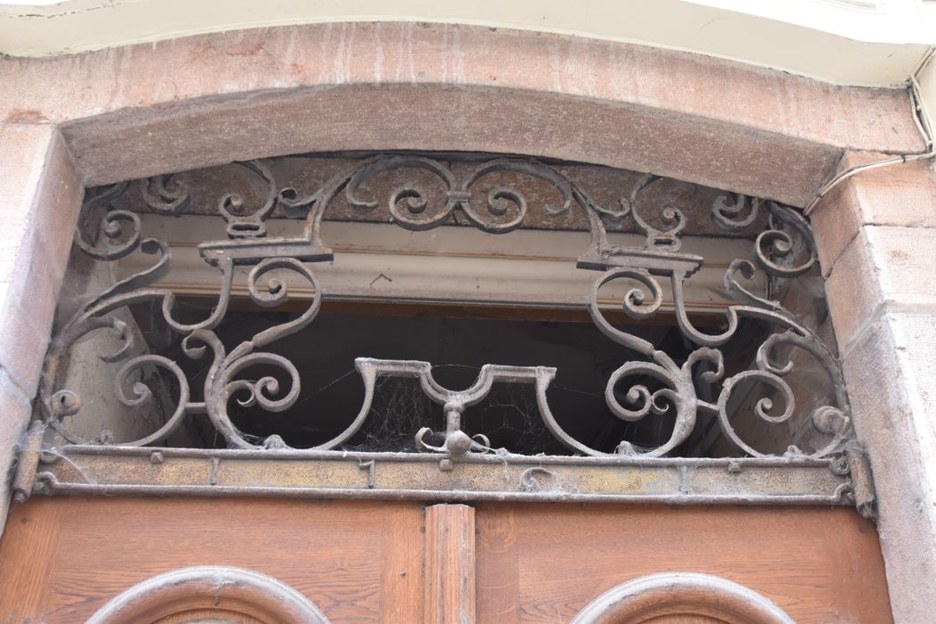 porte d’accès sur rue, détail de l’imposte