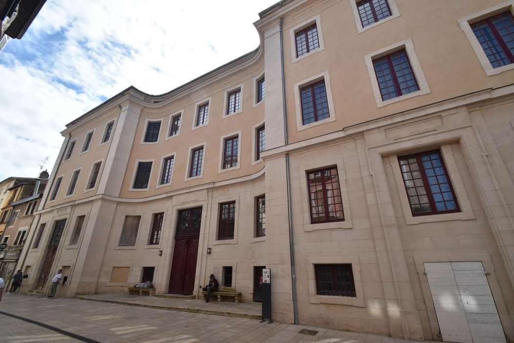 façade nord-ouest sur la rue Carnot