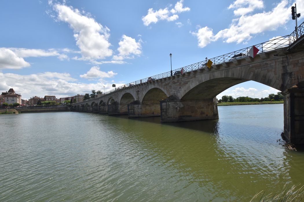 vue générale du pont en amont depuis la rive ouest