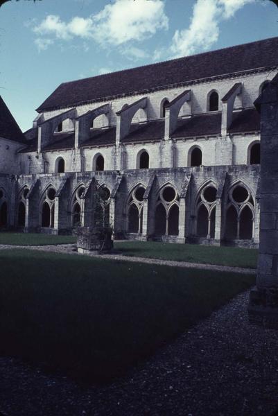 Cloître : galerie à arcades sur jardin