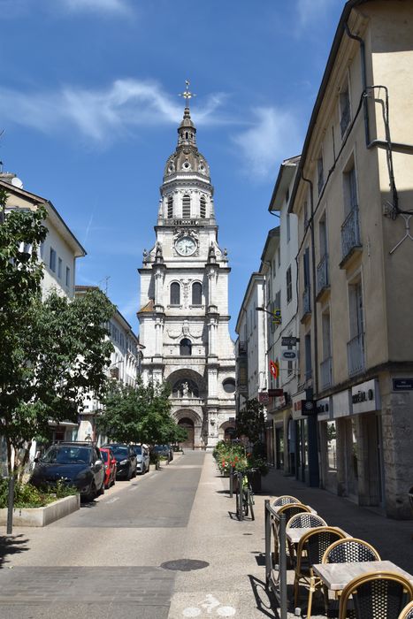 vue partielle de la façade ouest dans son environnement