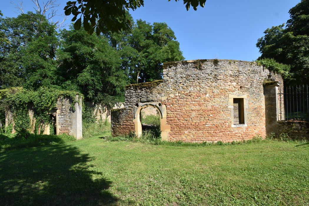 ruines du bâtiment encadrant au Nord l’entrée sud à la cour des communs, façade nord-ouest