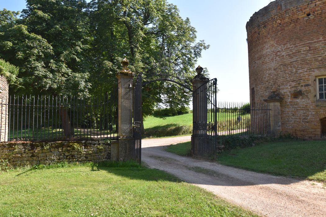 grille d’accès sud à la cour des communs