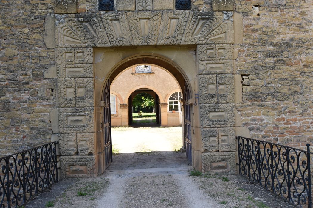 façade sud, porche d’accès à la cour intérieure