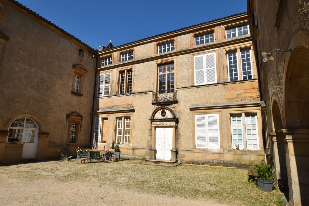 cour intérieure, aile est, façade ouest