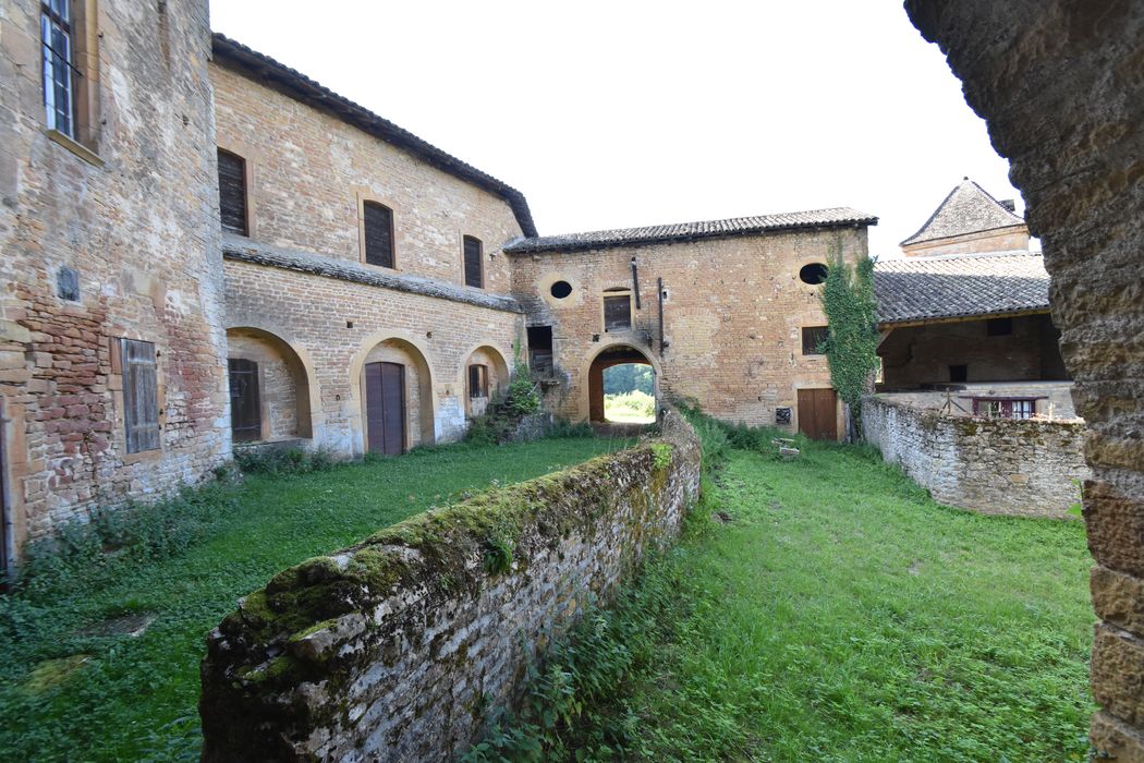 cour intérieure, façades sud-est et est