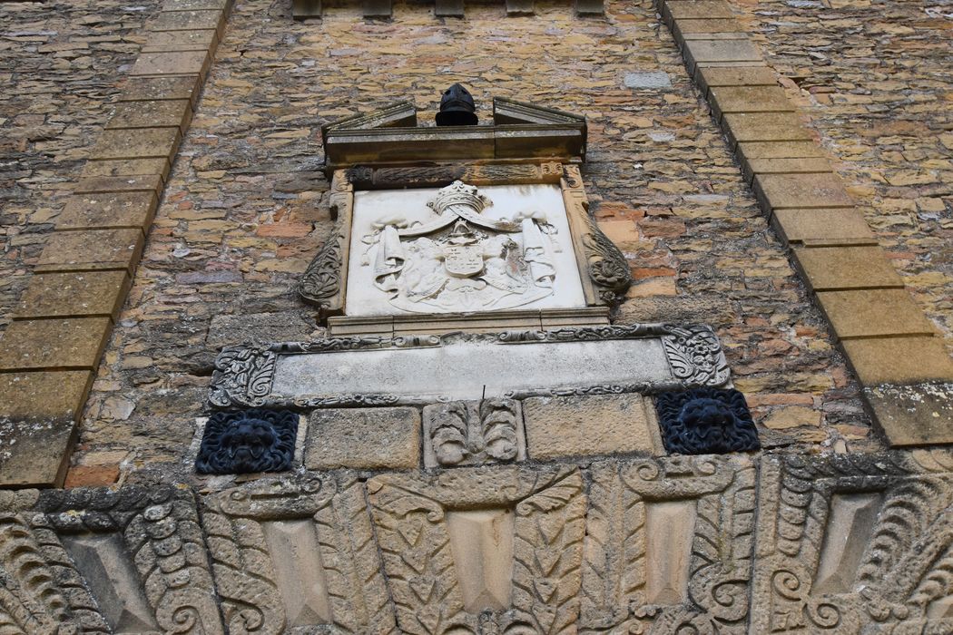 façade sud, détail d’un bas-relief armorié