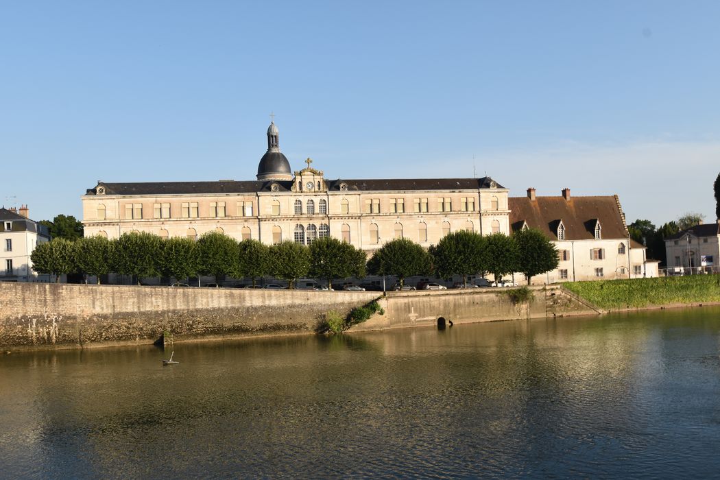 vue générale des bâtiments dans leur environnement depuis la rive ouest de la Saône-et-Loire