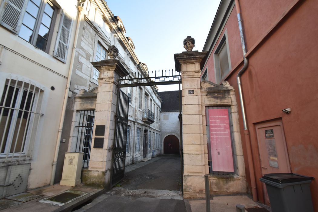 portail d’accès à la cour postérieure depuis la place du Châtelet