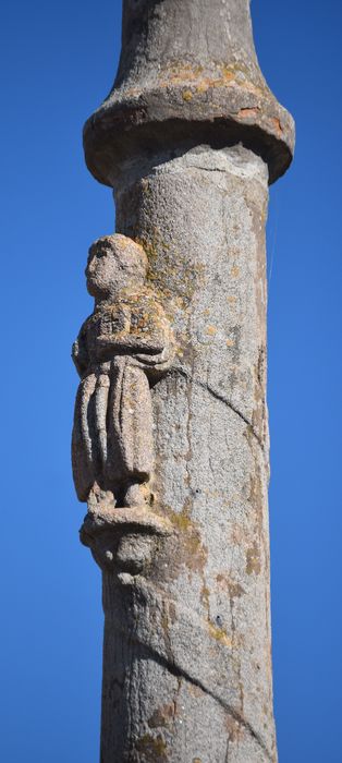 détail d’une statuette sur le fût