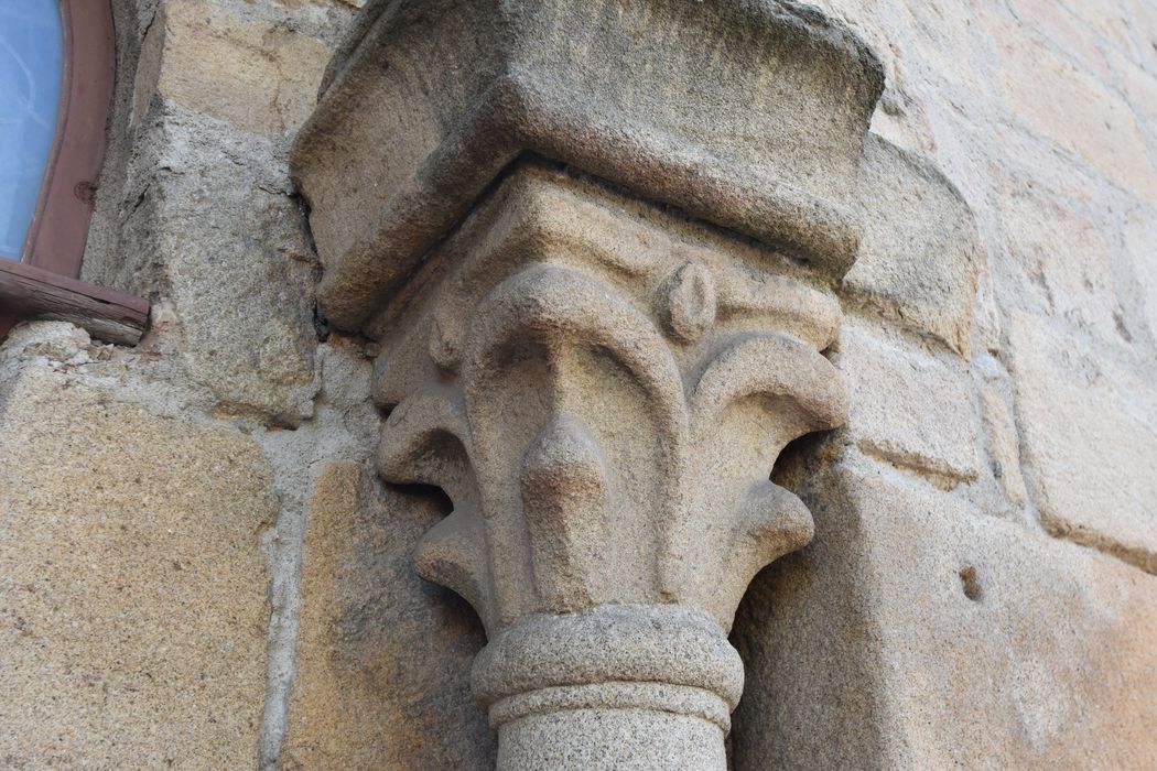 portail d’accès ouest, détail d’un chapiteau sculpté