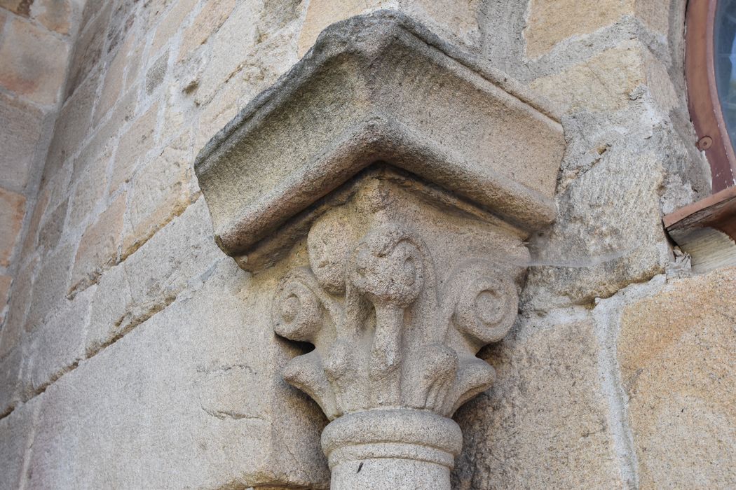 portail d’accès ouest, détail d’un chapiteau sculpté