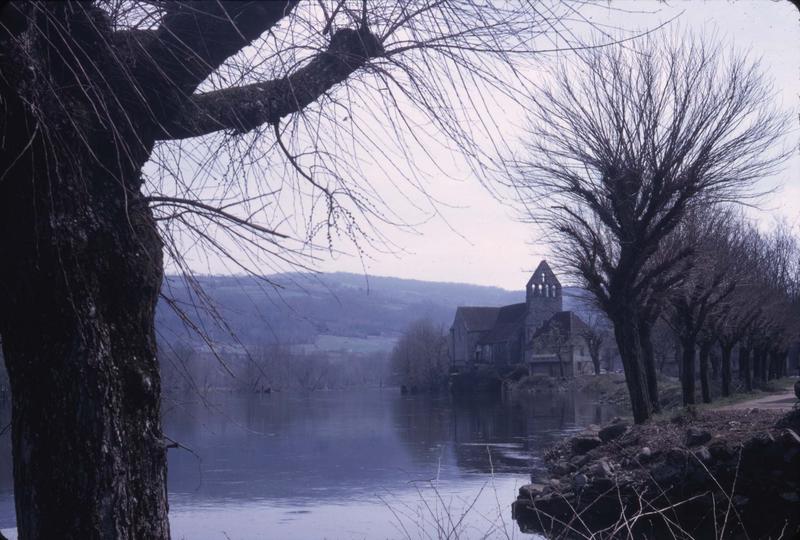 Vue éloignée sur l'ensemble est au bord de la Dordogne