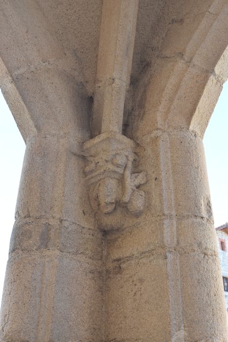 porche d’accès ouest, détail d’un culot sculpté