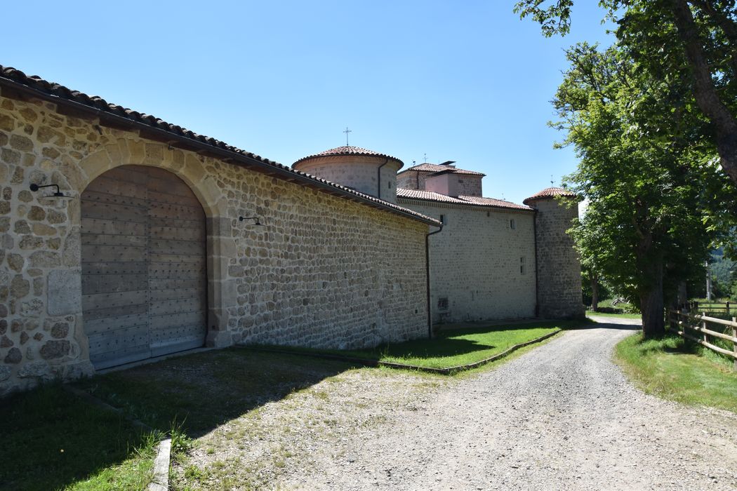 vue partielle des bâtiments depuis le chemin d’accès est