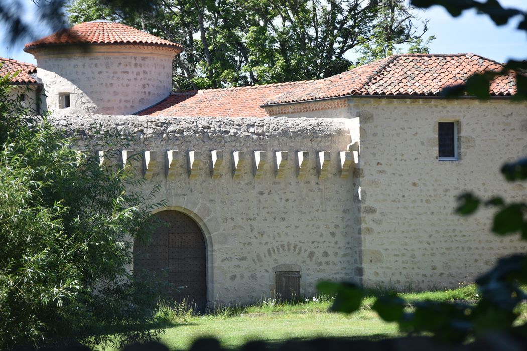 porte d’accès est à la cour des communs