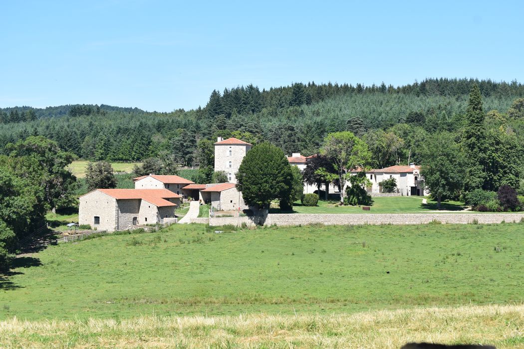 vue partielle des bâtiments dans leur environnement depuis le Sud