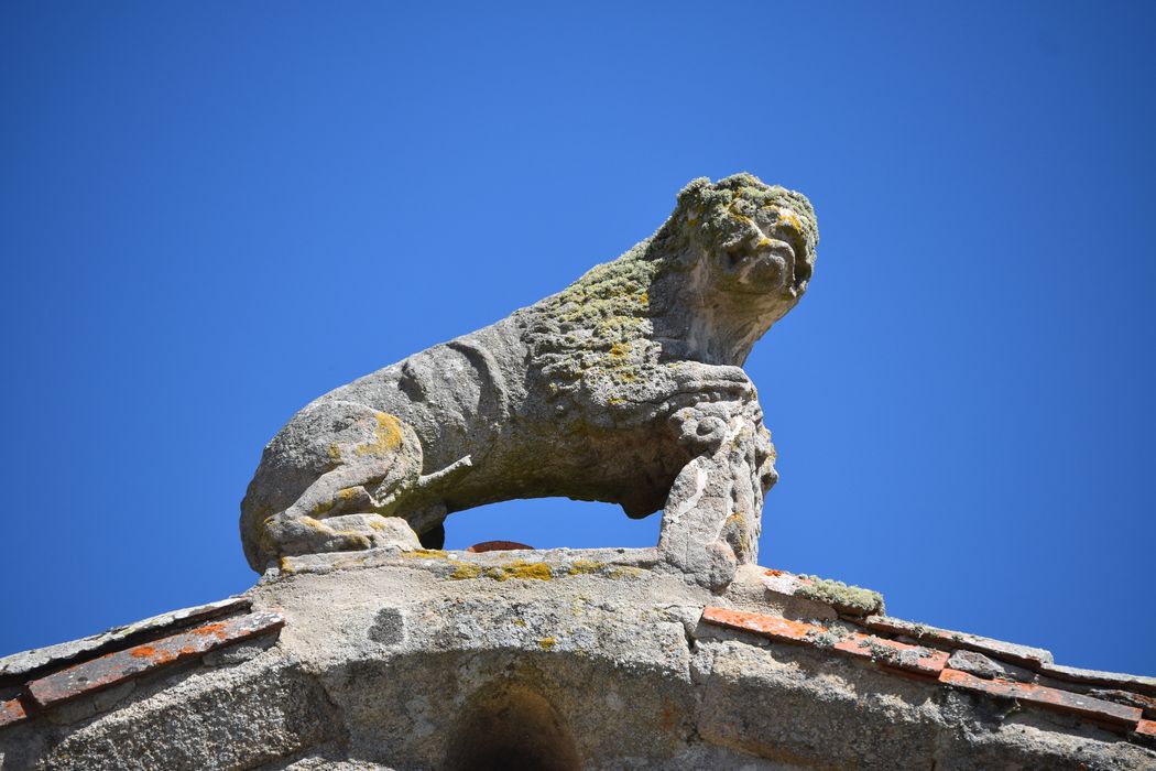 façade ouest, détail de la sculpture sommitale