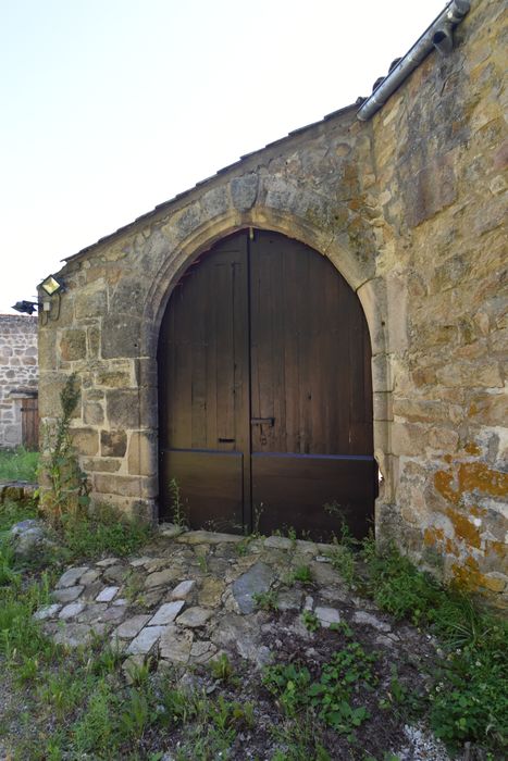 porte d’accès est à la cour des communs