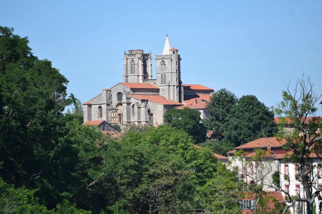 vue partielle de l’église dans son environnement depuis le Sud-Ouest