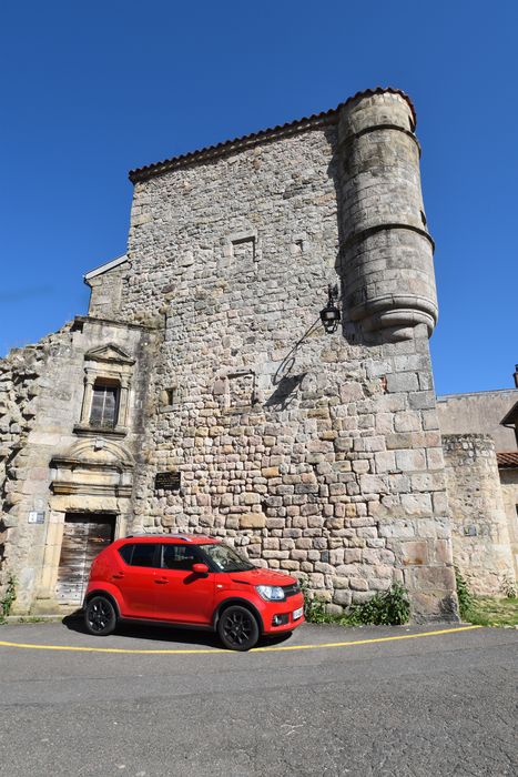 vue générale des vestiges à gauche contre la porte Beaune