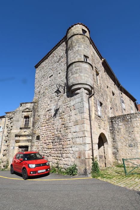 vue générale des vestiges à gauche contre la porte Beaune