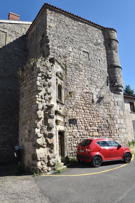 vue générale des vestiges à gauche contre la porte Beaune