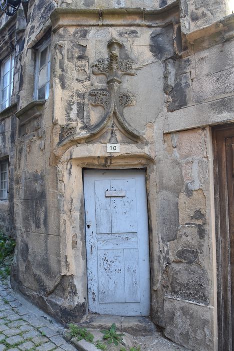 porte d’accès sur rue à la tourelle d’escalier