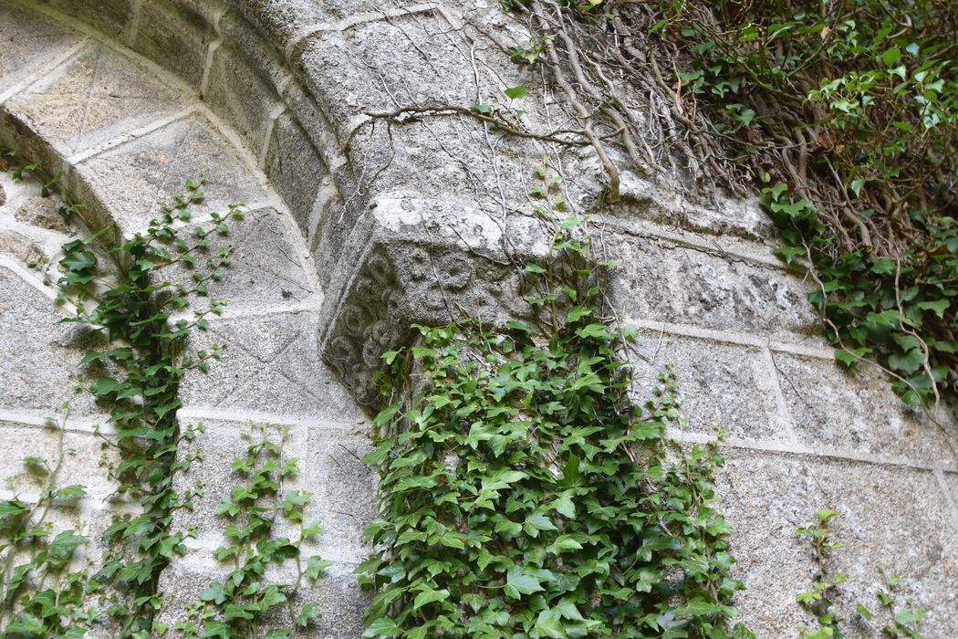 ancien portail d’accès ouest, détail d’un chapiteau