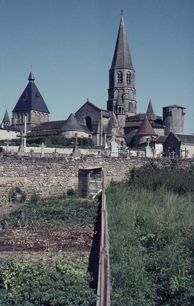 Abside et les deux clochers depuis un jardin