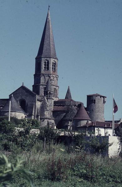 Clochers depuis un jardin